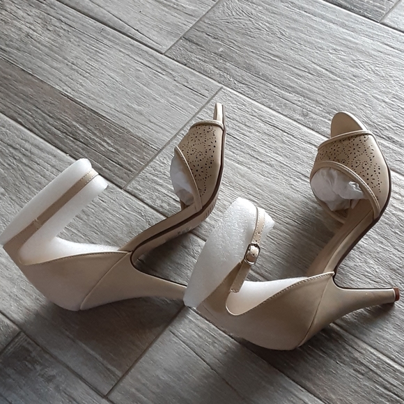 Women shoes - Picture 2 of 2